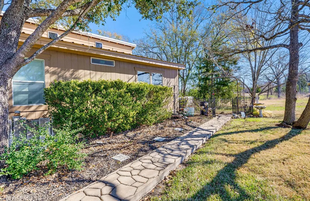 College Station Getaway W/ Hot Tub & Courtyard!-1