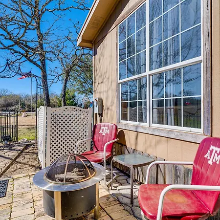 College Station Getaway W/ Hot Tub & Courtyard!-3