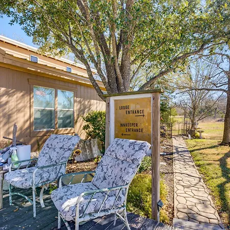 College Station Getaway W/ Hot Tub & Courtyard!-2