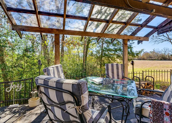 College Station Getaway With Hot Tub And Courtyard!