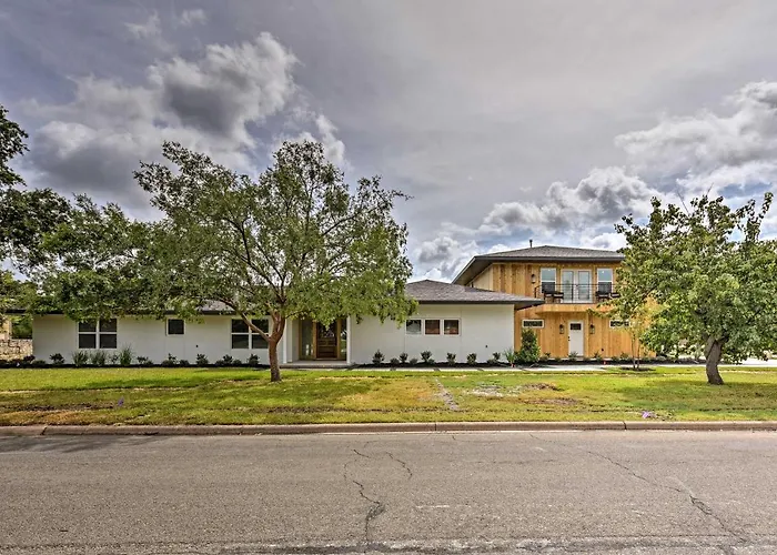 Elegant College Station Home - Walk To Texas A And M