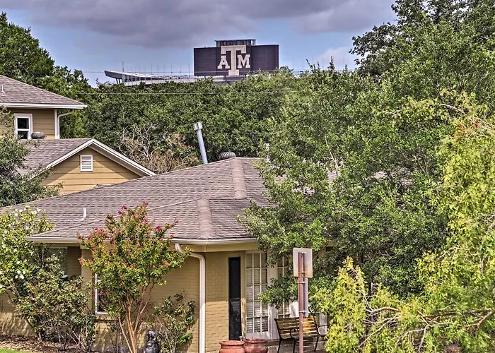 Elegant College Station Home - Walk To Texas A And M